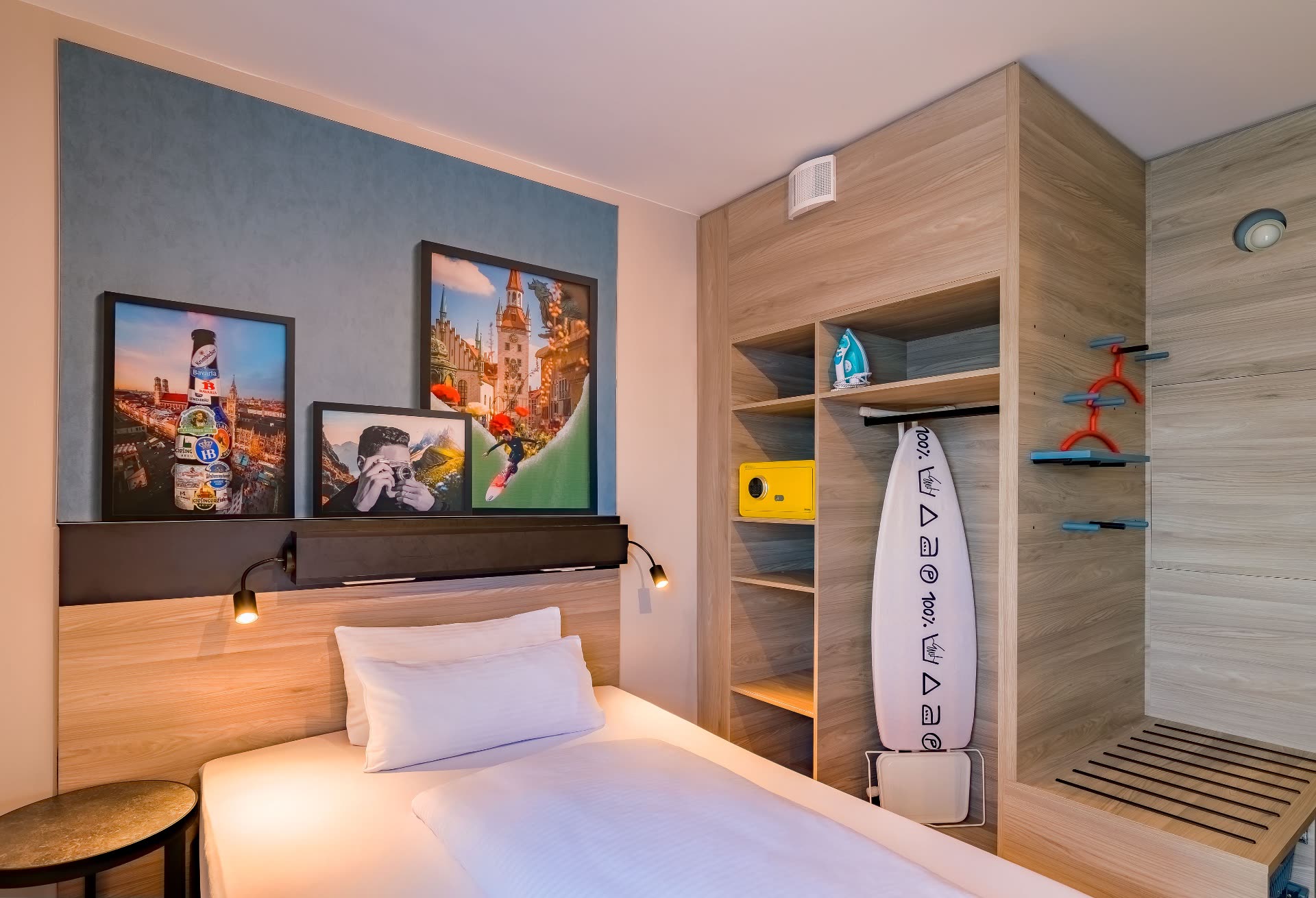 Zimmerdetail mit Schrank, Wandbespannung und Bavaria-Motiv