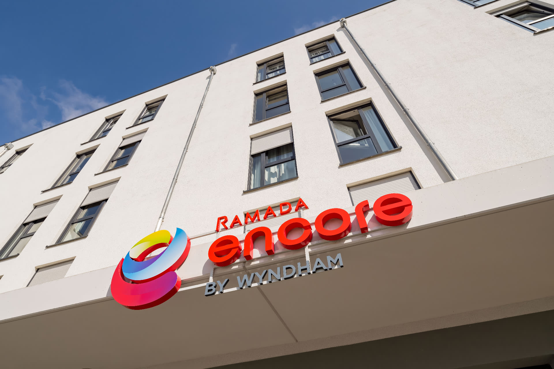 Ramada Encore by Wyndham Munich Messe – Eingangsportal mit Logo