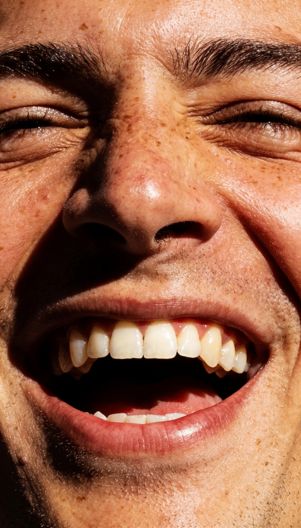 MAISON TamTam – Portrait-Motiv, lachend im Sonnenlicht